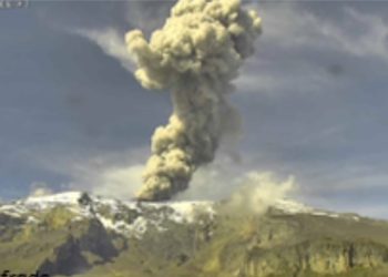 Monitoreo constante al volcán Nevado del Ruiz por emisión de ceniza