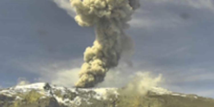 Monitoreo constante al volcán Nevado del Ruiz por emisión de ceniza