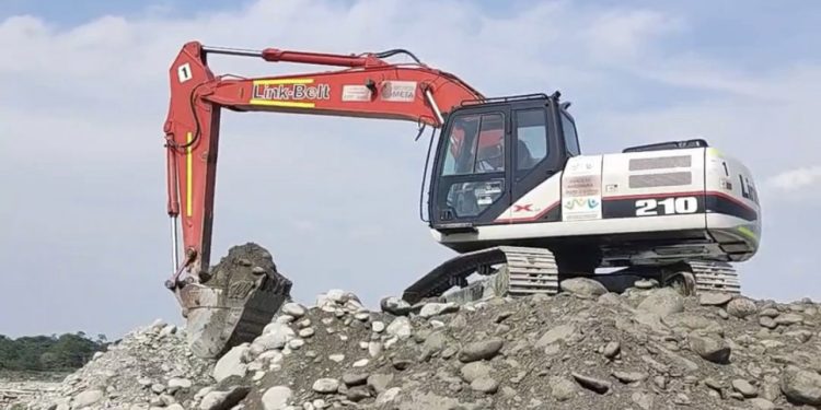 Con cuatro máquinas de la Gobernación del Meta están cerrando trasvase en el río Ariari