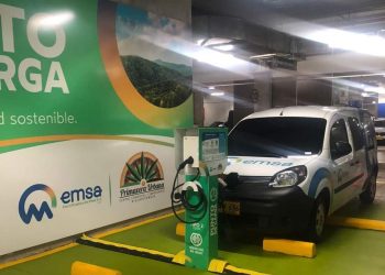 En centro comercial de villavicencio instalaron puesto de carga para vehículos eléctricos