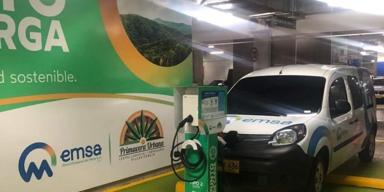 En centro comercial de villavicencio instalaron puesto de carga para vehículos eléctricos