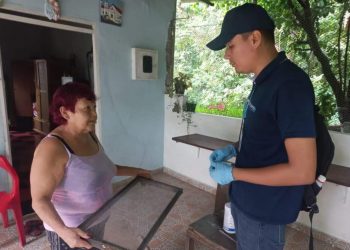 La Secretaría de Salud realiza prevención contra el dengue casa a casa
