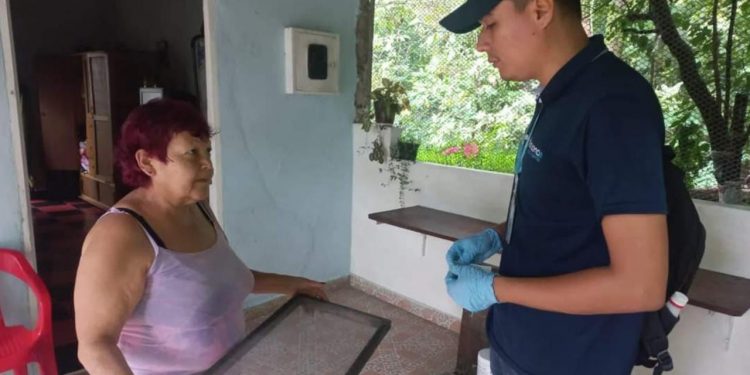 La Secretaría de Salud realiza prevención contra el dengue casa a casa