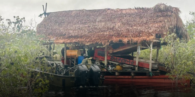 Destruyen maquinaria y equipos utilizados para la minería ilegal en Guainía