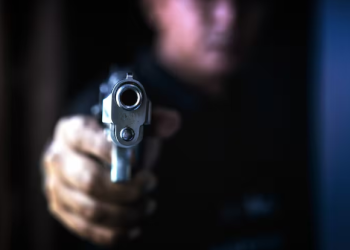 Policía fue baleado cuando departía con sus familiares