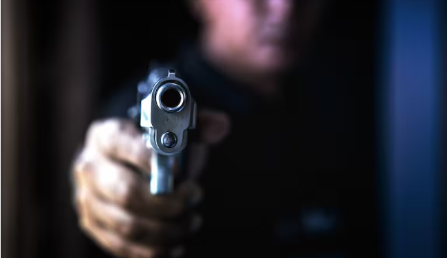 Policía fue baleado cuando departía con sus familiares