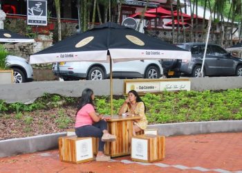 Comerciantes del parque infantil ven con optimismo la entrega del nuevo puente hacia La Grama