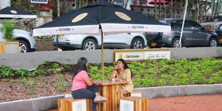 Comerciantes del parque infantil ven con optimismo la entrega del nuevo puente hacia La Grama