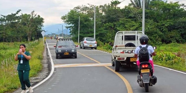 Pavimentada, señalizada e iluminada, entregó el alcalde Alexander Baquero la vía Charrascal-Caracolí