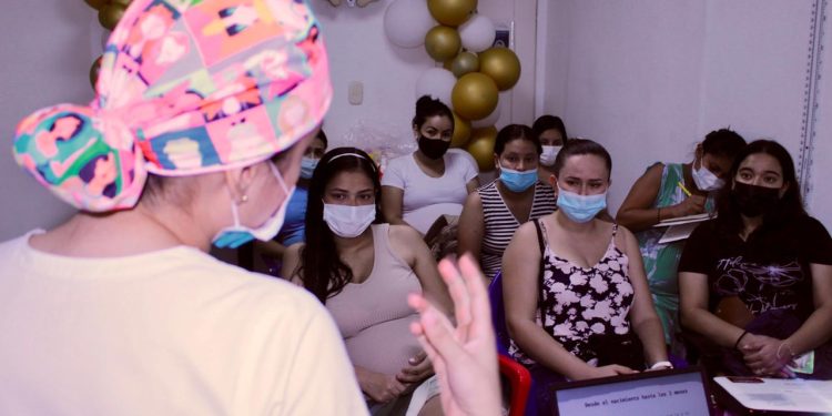 Mujeres en embarazo pueden acceder al curso de parto sin costo alguno