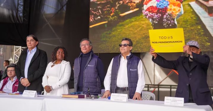 Gustavo Petro no logró llenar la plaza de Bolívar durante la sanción presidencial de la reforma pensional