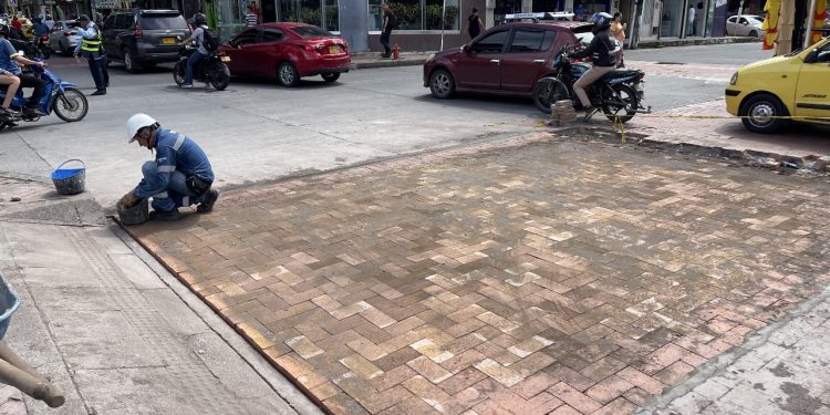Renovación de adoquines mejorará la movilidad en el sector del parque del Hacha
