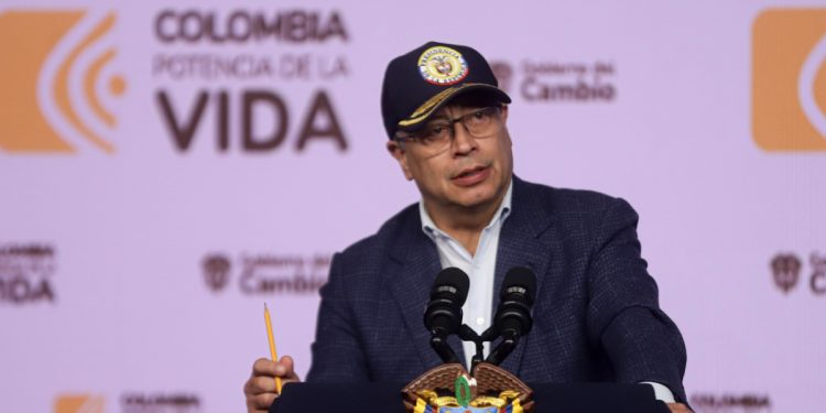 Petro vuelve a atacar a la prensa por aparentes prácticas «antidemocráticas»