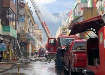 Perdidas millonarias tras incendio en San Victorino en Bogotá