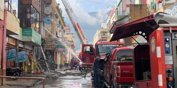 Perdidas millonarias tras incendio en San Victorino en Bogotá