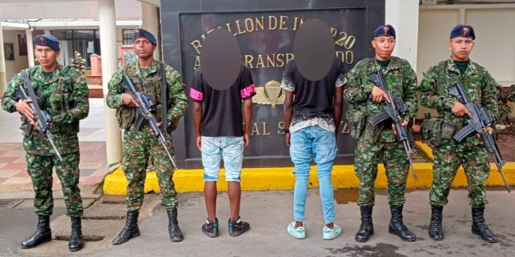 Dos integrantes de un GAO r se entregaron al Ejército en el Meta