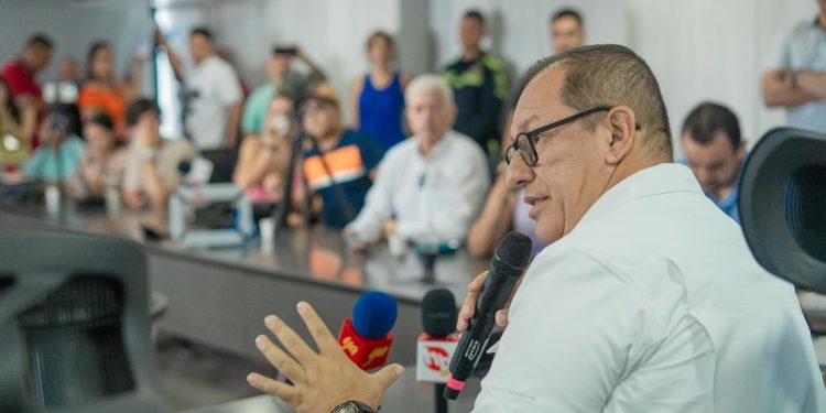 Alcalde interviene para evitar multa millonaria por irregularidades de la pasada administración