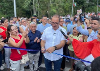 Alcalde Alexander Baquero pone al servicio de la comunidad el puente del sector parque infantil