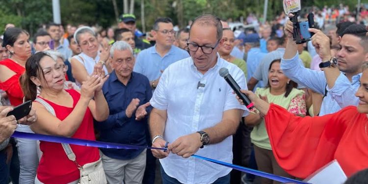 Alcalde Alexander Baquero pone al servicio de la comunidad el puente del sector parque infantil