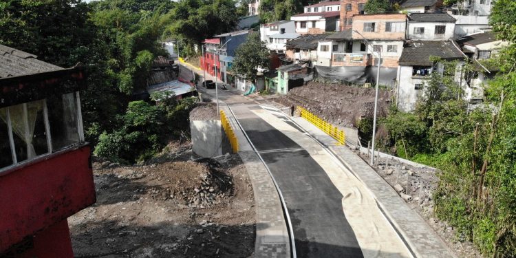 Comerciantes y líderes comunales celebran la entrega del nuevo puente sobre caño parrado
