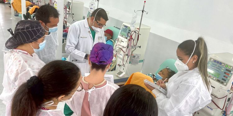 33 pacientes crónicos atendidos en la nueva Unidad Renal del Hospital de Granada