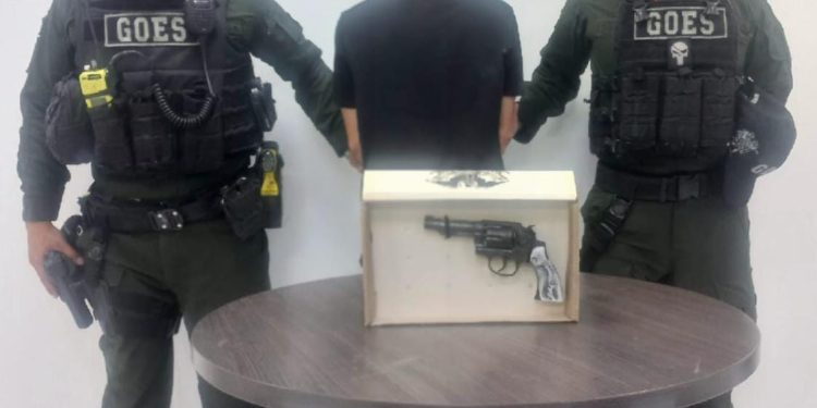 GOES de la Policía Nacional capturó a un hombre que portaba un arma de fuego en el barrio La Madrid de Villavicencio