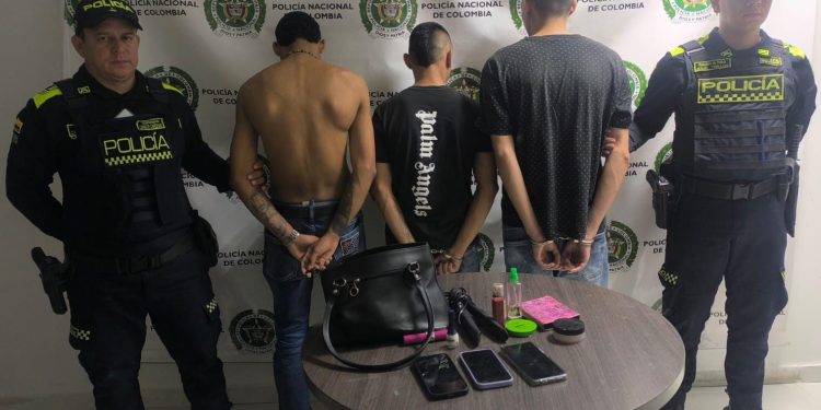 Dos hombres capturados y un adolescente aprehendido, luego de hurtar mediante atraco a una mujer en Villavicencio