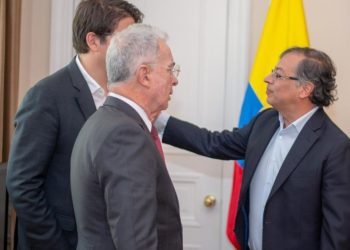 Tensión entre Petro y Uribe aumenta por reunión con Mancuso y diálogos con AUC