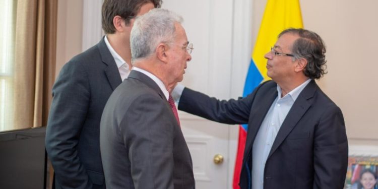 Tensión entre Petro y Uribe aumenta por reunión con Mancuso y diálogos con AUC