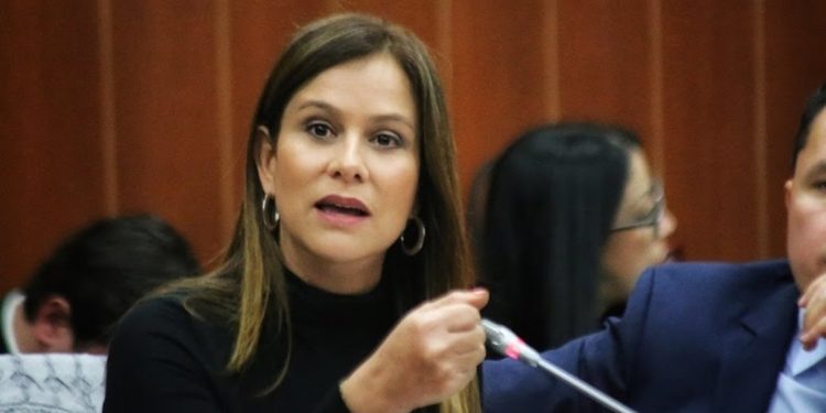 Magistrada del CNE desmiente a Petro: «Mi esposo no es paramilitar, es falso»