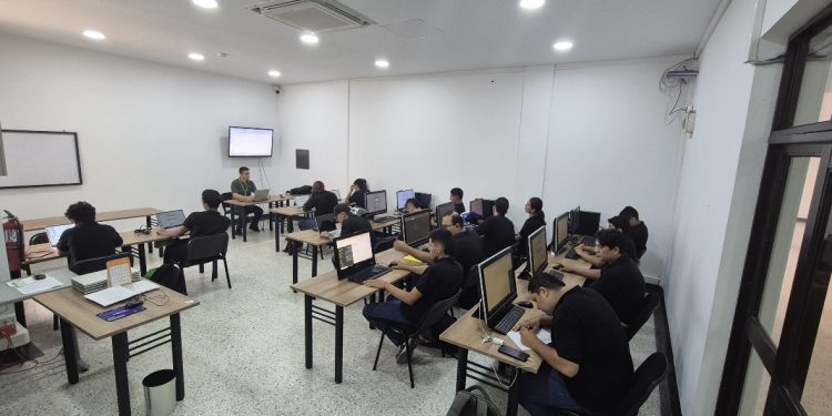 Estudiante con discapacidad se capacita en punto Vive Digital