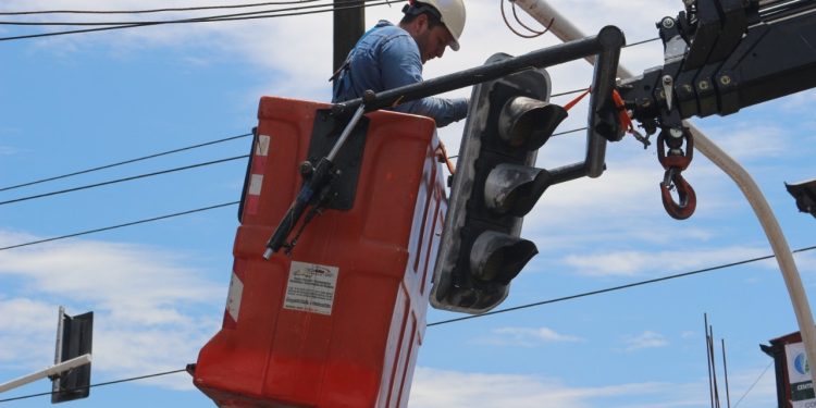 Recuperan red semafórica en la ciudad