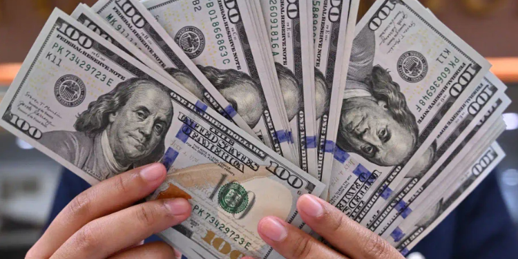 Dólar en Colombia llegó este miércoles a su precio más alto de 2024 tras superar la barrera de los $4.500