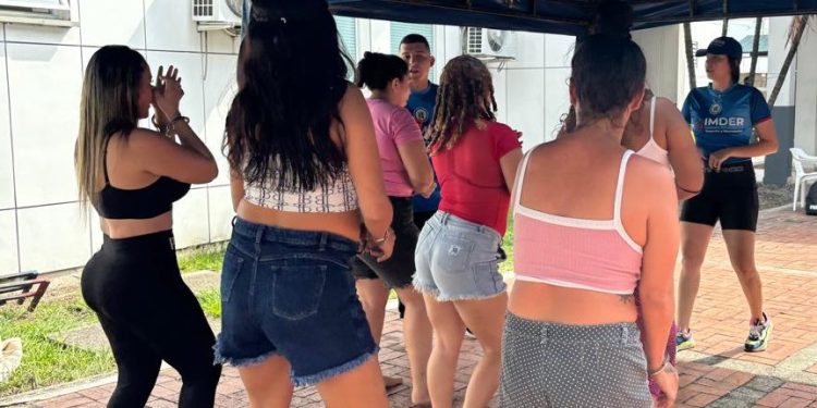 Brigada de servicios llega a 49 mujeres privadas de la libertad en el distrito de Policía