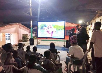 Hoy inicia ‘Pedaleando Cine al Barrio’: la magia de la pantalla grande en una bicicleta