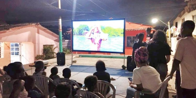 Hoy inicia ‘Pedaleando Cine al Barrio’: la magia de la pantalla grande en una bicicleta