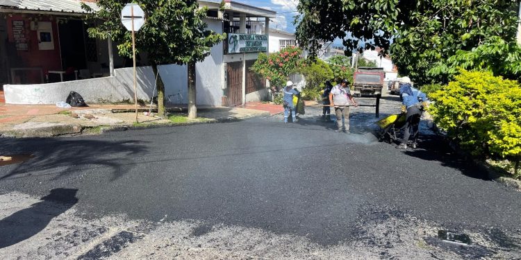 ¡Santa Josefa recibe mantenimiento vial!