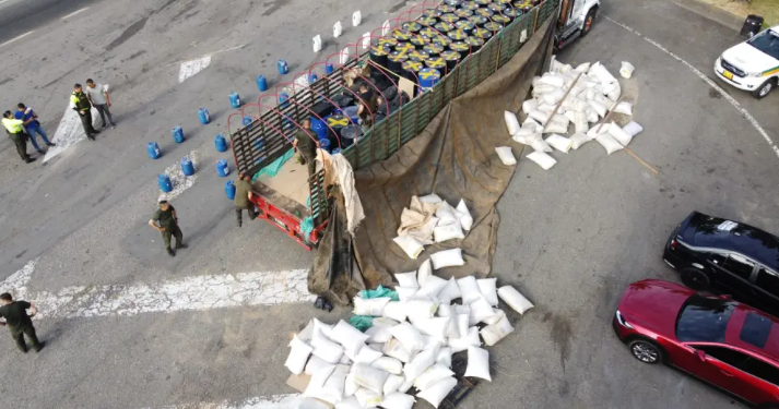 Cayó narco con más de 6.400 galones de químicos para drogas: las llevaba en un camión