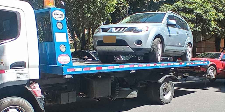 inician operativos de movilidad para retirar vehículos mal estacionados en vías y andenes