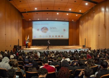Expertos internacionales en política visitan Colombia