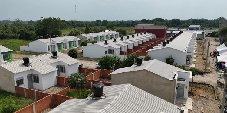 84 familias de San Carlos de Guaroa recibieron sus viviendas de manos de la Gobernadora Rafaela Cortés Zambrano