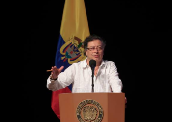 Petro calificó la reforma laboral de los liberales como una contradicción