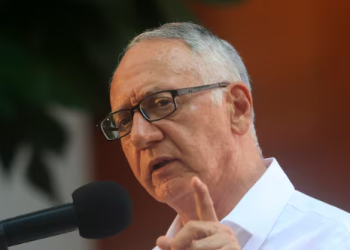 Ministro de Salud responde a acusaciones contra su esposa y denuncia ataques “machistas”