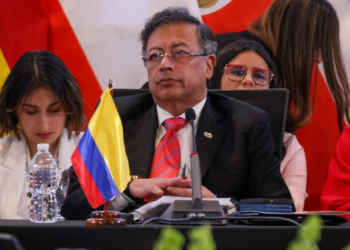 Petro pide a Bukele repatriar a colombianos presos en El Salvador