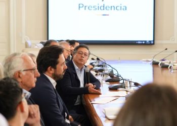Petro denuncia censura tras prohibición de transmitir consejos por canales privados