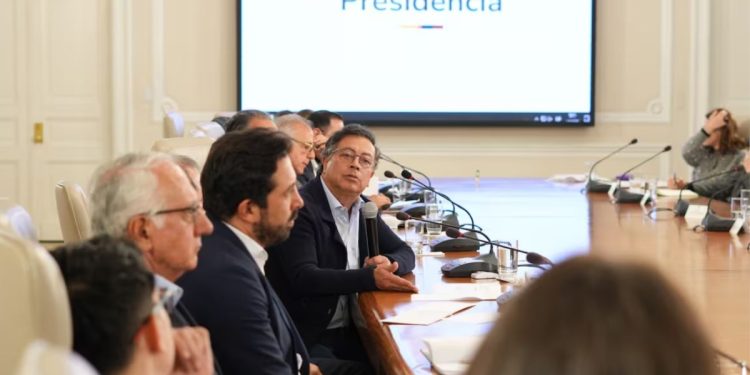 Petro denuncia censura tras prohibición de transmitir consejos por canales privados
