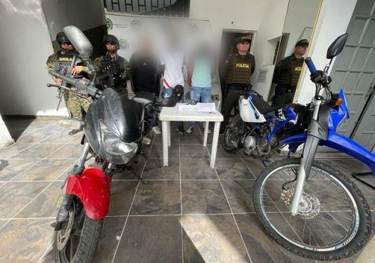Capturados tres presuntos integrantes de un Grupo Armado Ilegal en el Meta con un arma de fuego y panfletos extorsivos