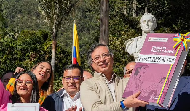 Presidente Gustavo Petro sancionó la reforma laboral
