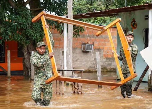 El Ejército Nacional apoya a la comunidad en el Vichada ante la emergencia invernal