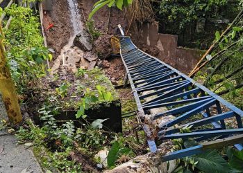 EAAV repara tubería del acueducto rota en puente del barrio El Buque